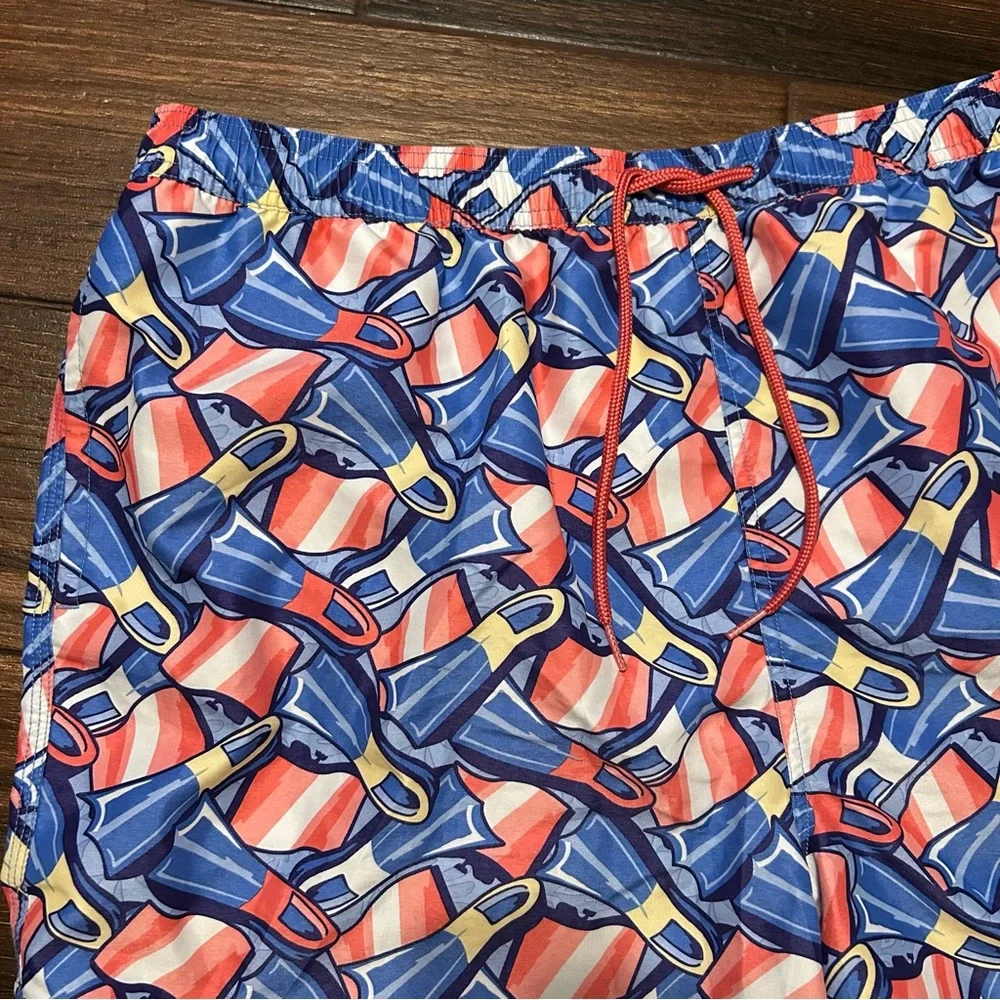Vineyard Vines Men’s Swim Trunks XXL Flippers Fins‎ Design 6” Inseam